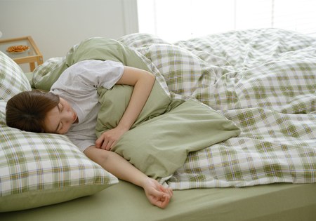 居家特輯｜生活小測驗：側睡還是平躺？睡姿默默洩漏你的花錢觀！