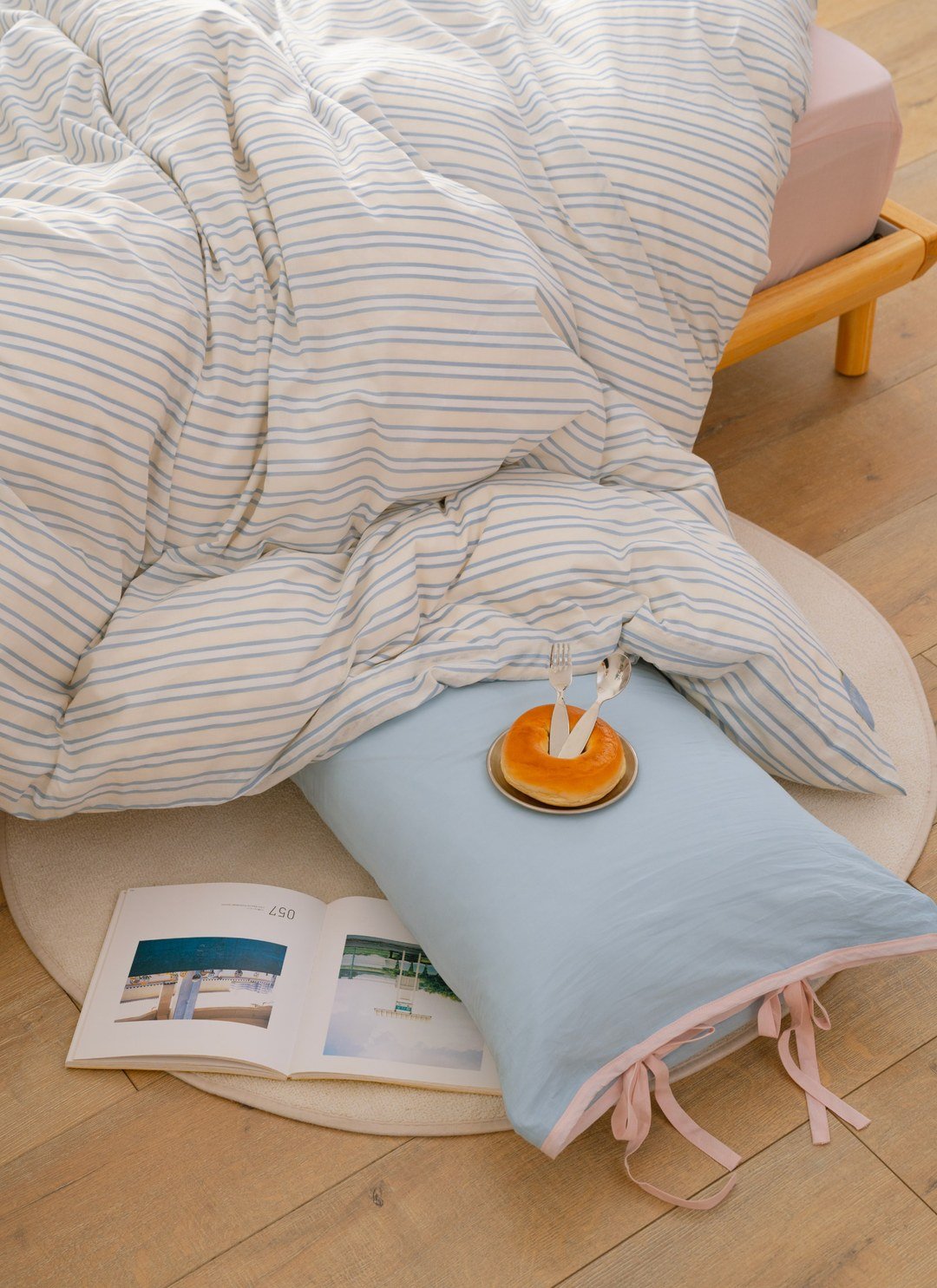 莓果 x 海鹽 - 華爾紗 ( 純棉 ) 四件組 ( 莓果床包 + 海鹽條紋被套 + 一素色一條紋枕套 )