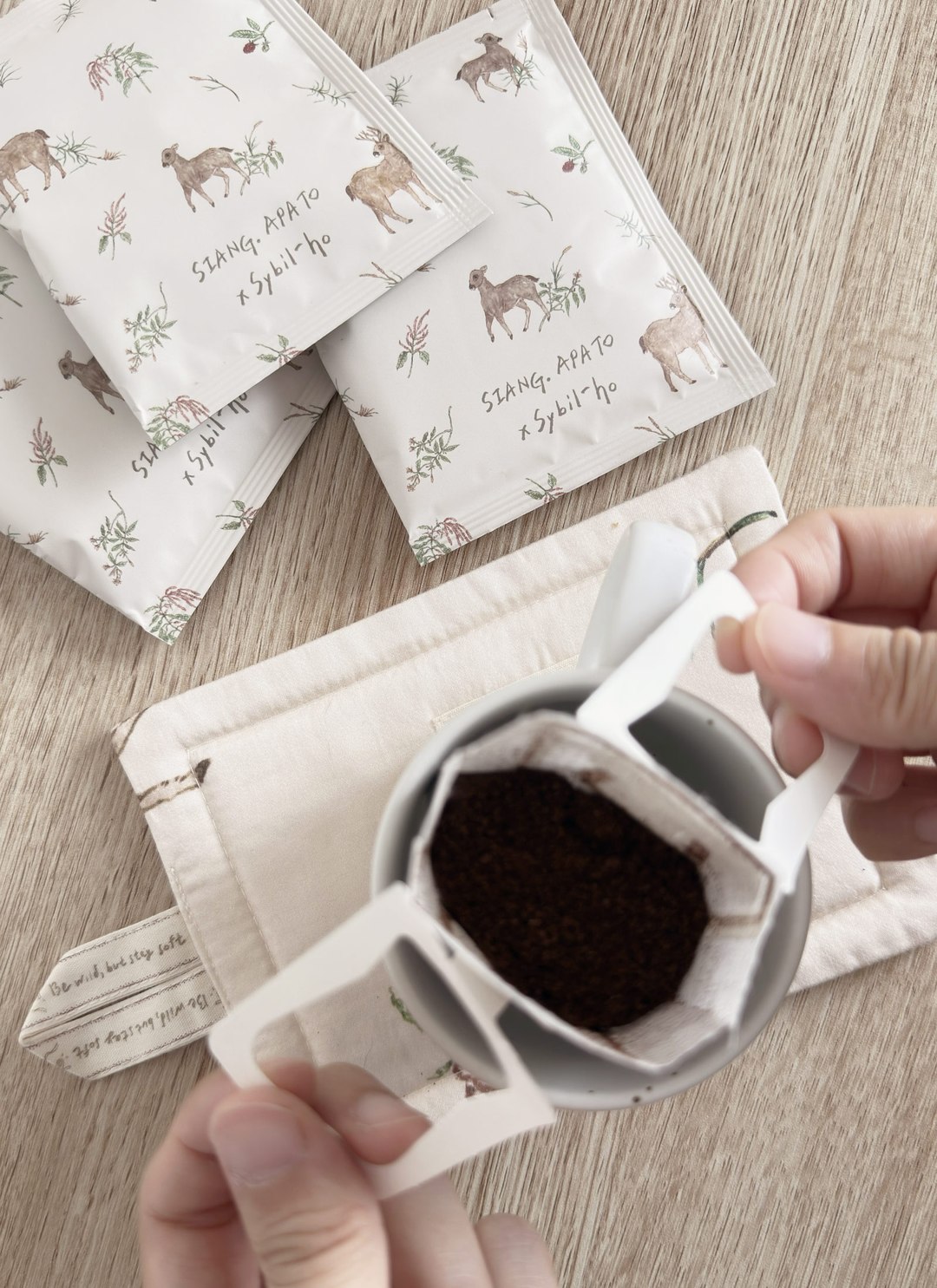 【聖誕包裝套組】阿拉比卡中深焙濾掛咖啡10入 x Sybil-Ho 聯名海報組