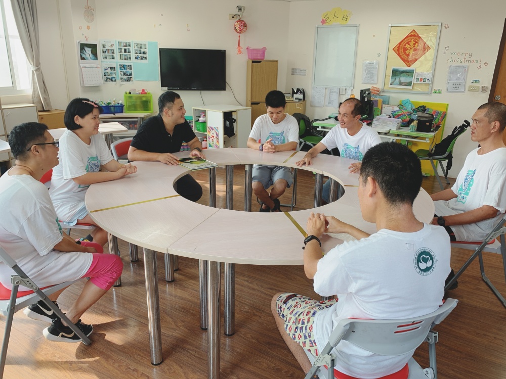 翔仔與憨兒們互動