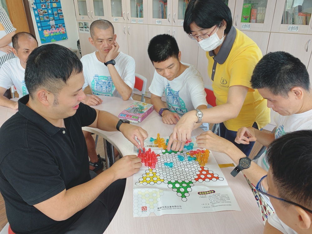 創辦人翔仔與憨兒們下跳棋