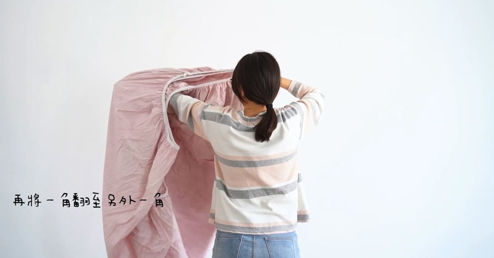 再將一角翻至另一角