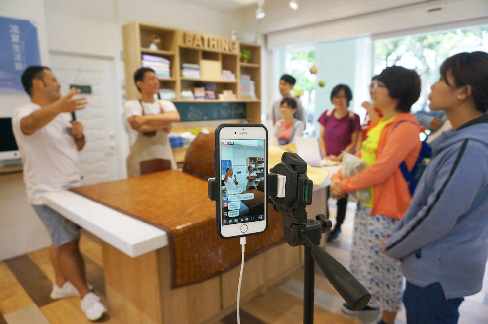 當天同時線上直播給粉絲