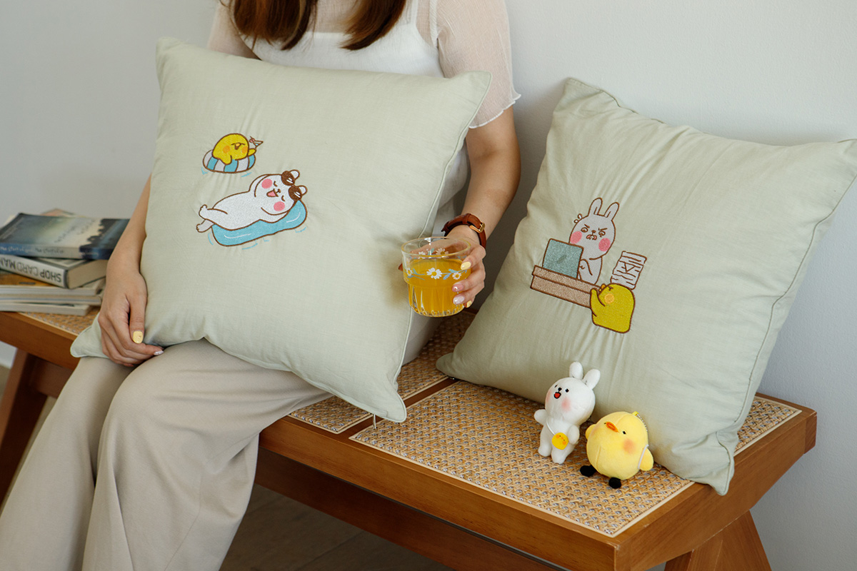 刺繡水洗棉抱枕(懶散兔與啾先生聯名款) 刺繡水洗棉抱枕(懶散兔與啾先生聯名款)