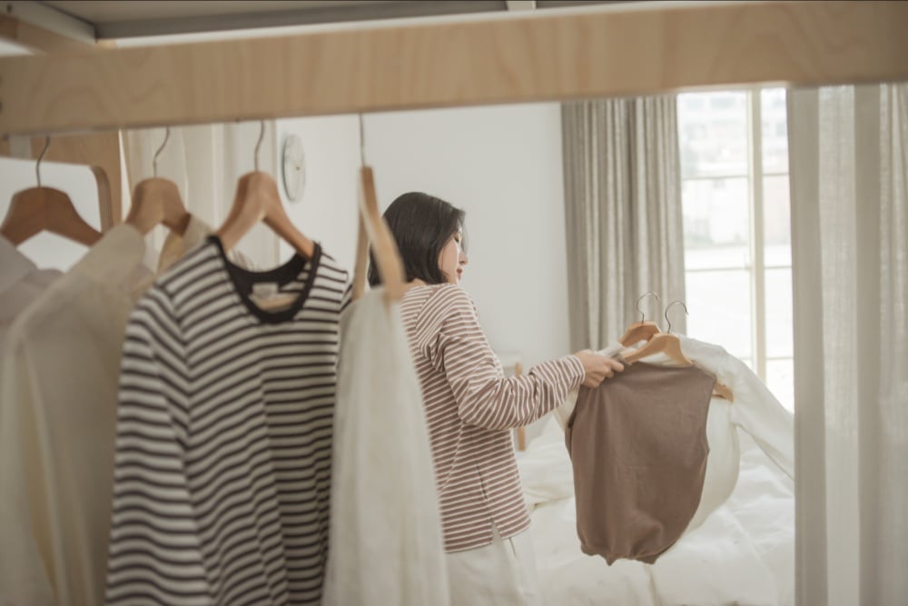 前一晚就將隔天要穿的衣物收好 前一晚就將隔天要穿的衣物收好